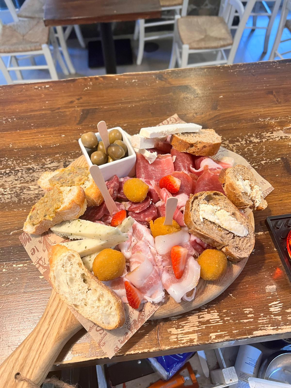 Tagliere misto con salumi, formaggi, olive e specialità locali