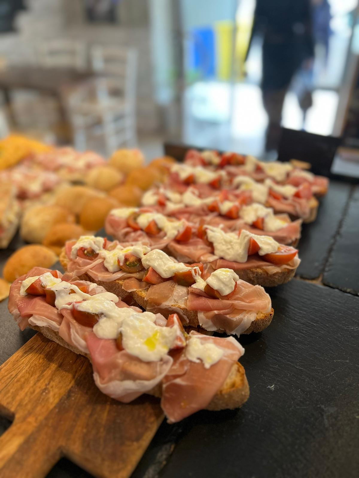 Tagliere con salumi, formaggi e antipasti misti