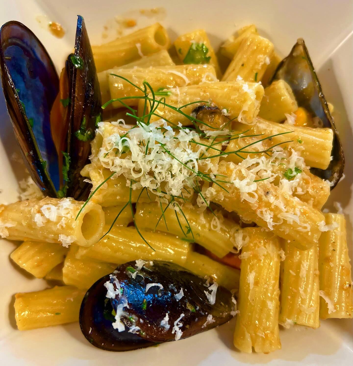 Pasta con cozze fresche, erbe aromatiche e parmigiano