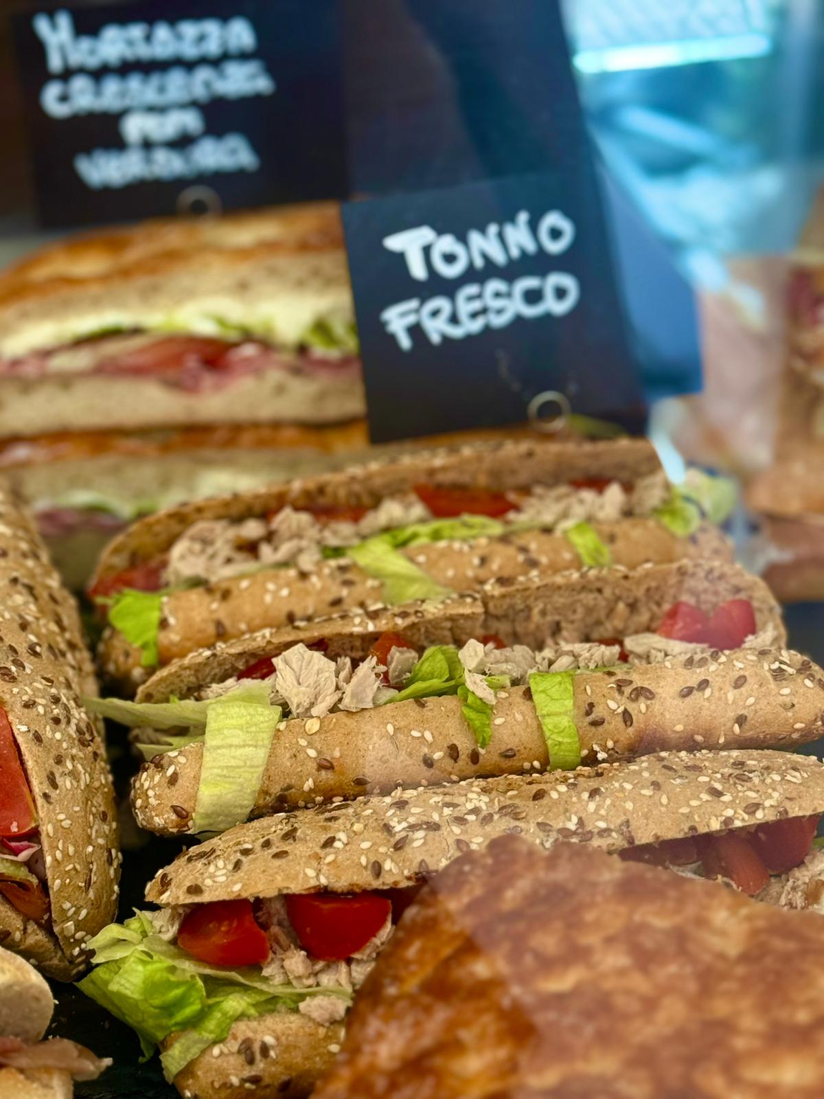 Panini con tonno fresco preparati al momento