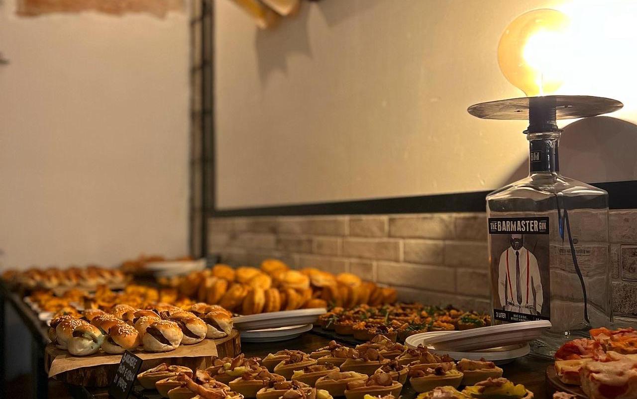 Display di prodotti da forno freschi e lampade a sospensione nel ristorante Millennium